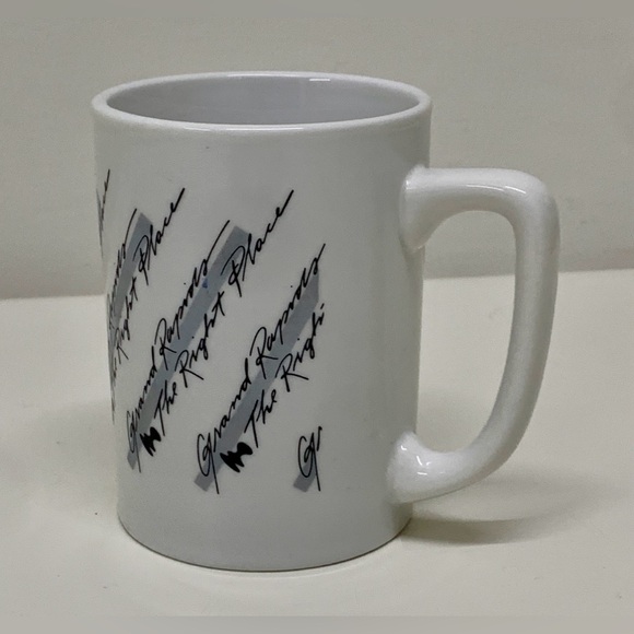 1980s Vintage Grand Rapids The Right Place Calder Sculpture 11 oz Coffee Mug - Picture 10 of 14